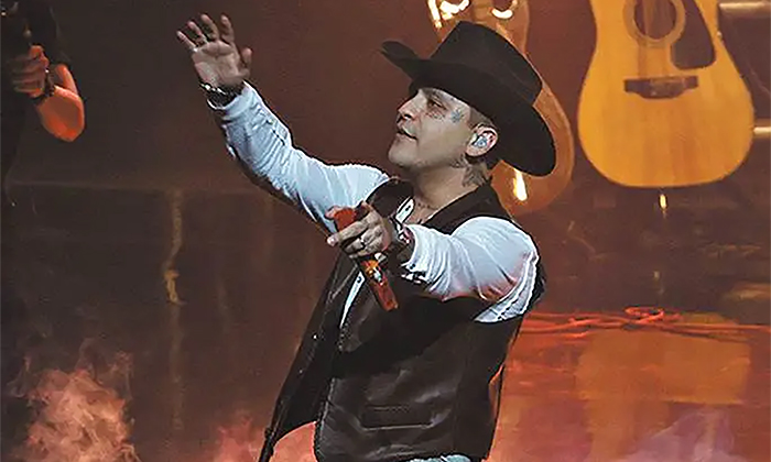 Christian Nodal ayuda a fan tras robo durante concierto en Cuernavaca