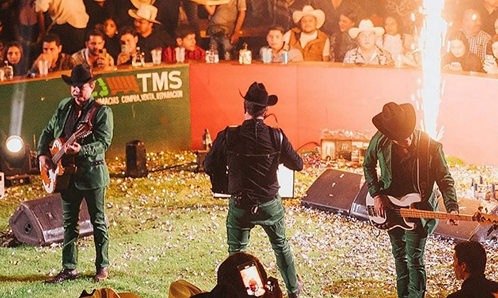 Los Alegres del Barranco cantan polémico corrido durante presentación en palenque