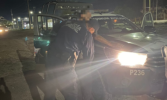 Cae “tirador” en motocicleta robada en el fraccionamiento Terranova