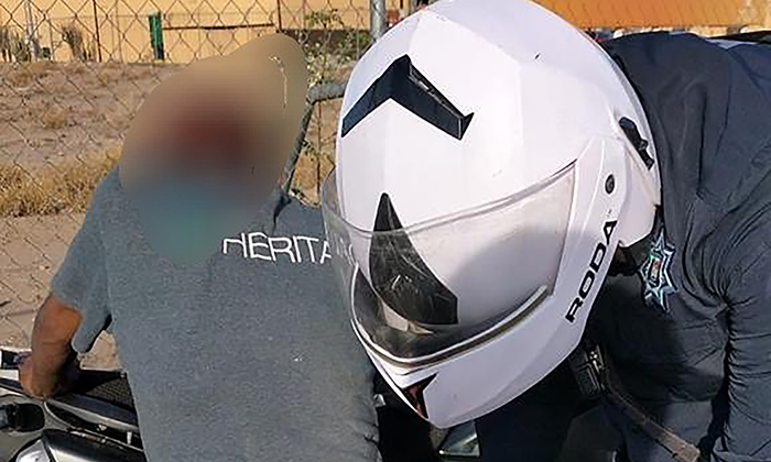 Capturan a dos sujetos con armas blancas; Agentes preventivos