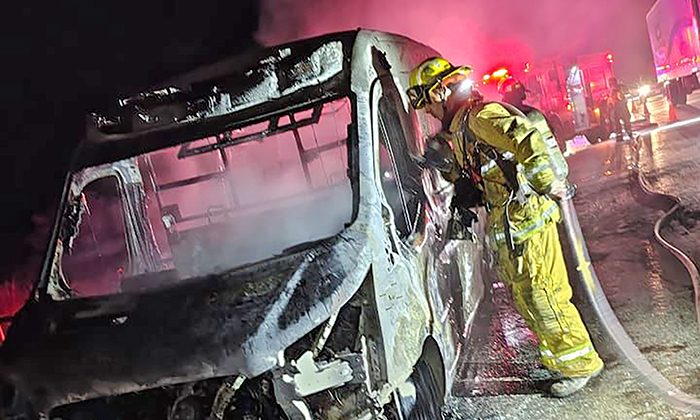 Arrasa fuego con ambulancia del IMSS en la carretera Hermosillo-Guaymas