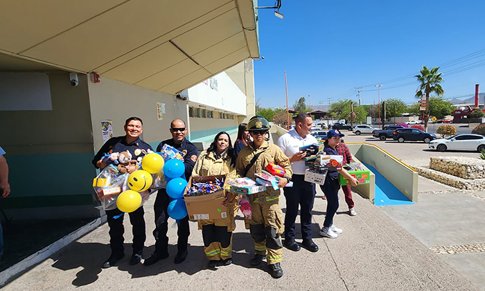 Bomberos llevan juguetes a niños enfermos en el Hospital Infantil