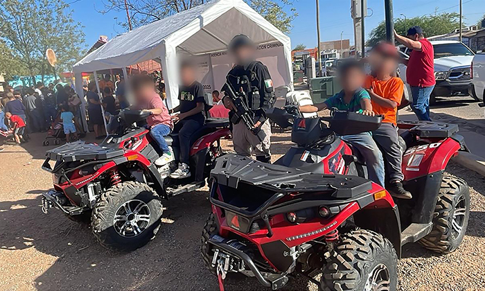 Llevan alegría a niñas y niños de La Cholla
