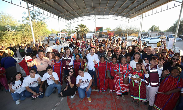 Dialoga Heriberto Aguilar con etnia triqui y mixteca en la comisaría Miguel Alemán