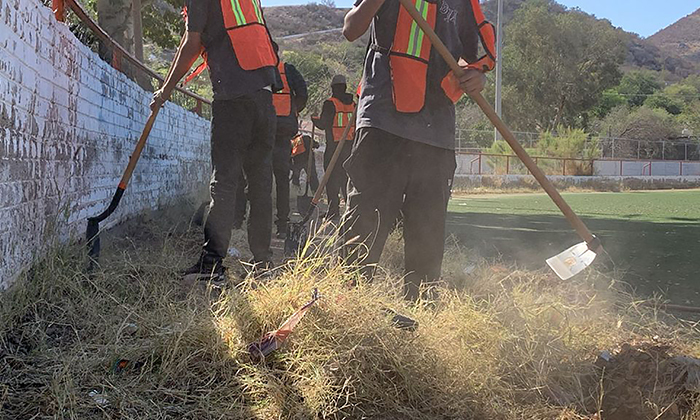 Realizan jornada comunitaria menores detenidos; Limpian parque