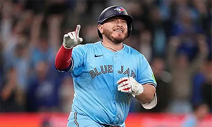 Alejandro Kirk da triunfo a Toronto; Se imponen por 7-6 a Medias Rojas