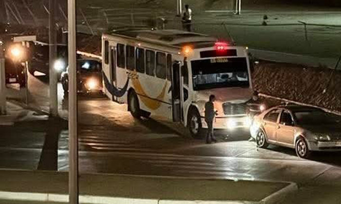 Choca camión urbano con sedán en Guaymas Norte