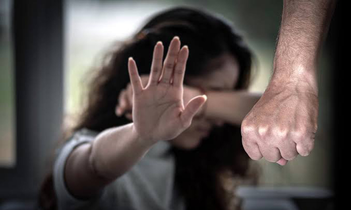 Violenta hombre a exesposa
