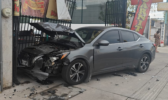 Chocan autos y uno se mete a comercio en el barrio mágico de Villa de Seris