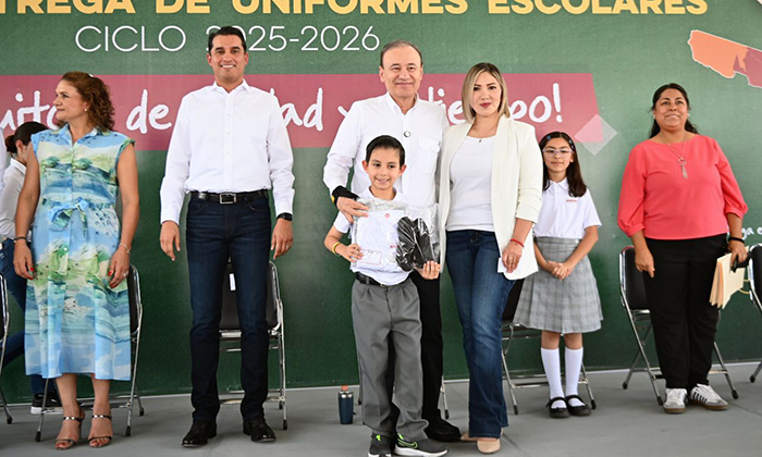 El gobernador Alfonso Durazo inicia entrega de uniformes escolares gratuitos