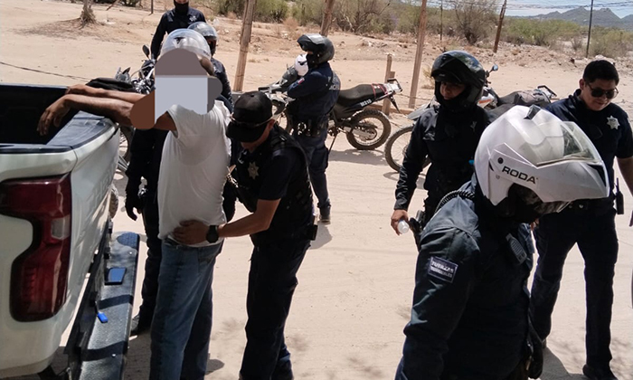 Sorprenden a dos presuntos “tiradores” de droga en distintas colonias
