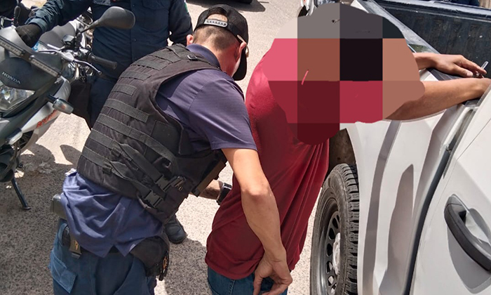 Sorprenden agentes preventivos a tres sujetos con armas blancas