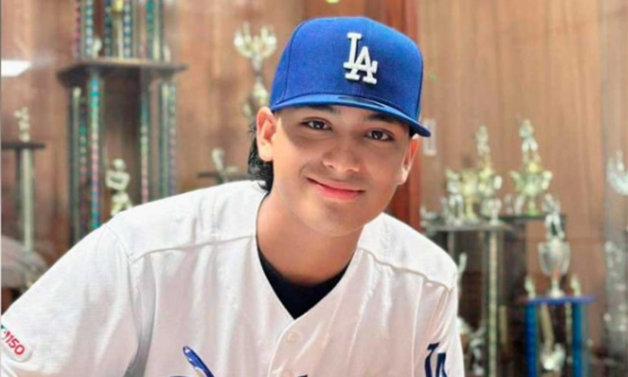 Firman Dodgers a joven beisbolista guaymense a sus 17 años