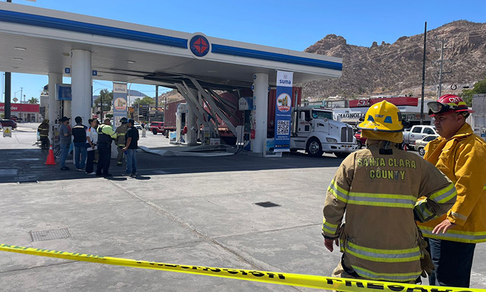 Impacta tráiler estructura de gasolinera en el sector Delicias