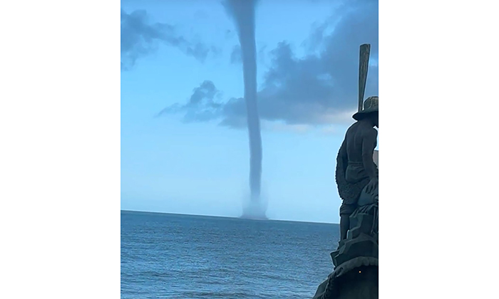 Sorprende tromba marina en Puerto Peñasco