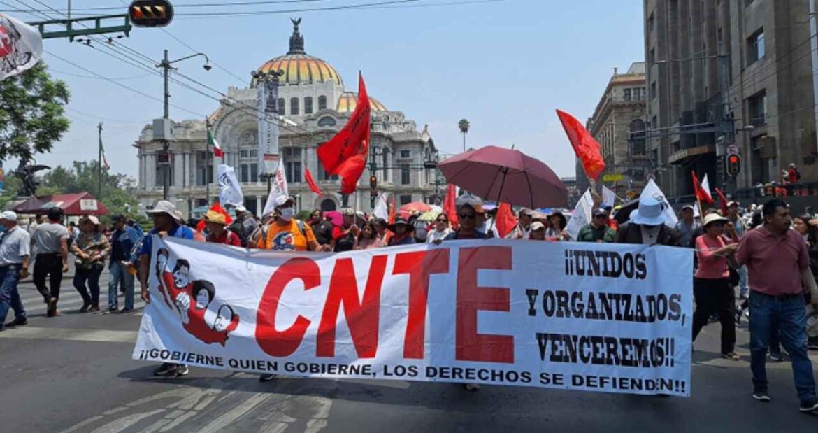 Suspendida, sin previo aviso, la mesa de diálogo entre CNTE y Gobernación; continúan movilizaciones