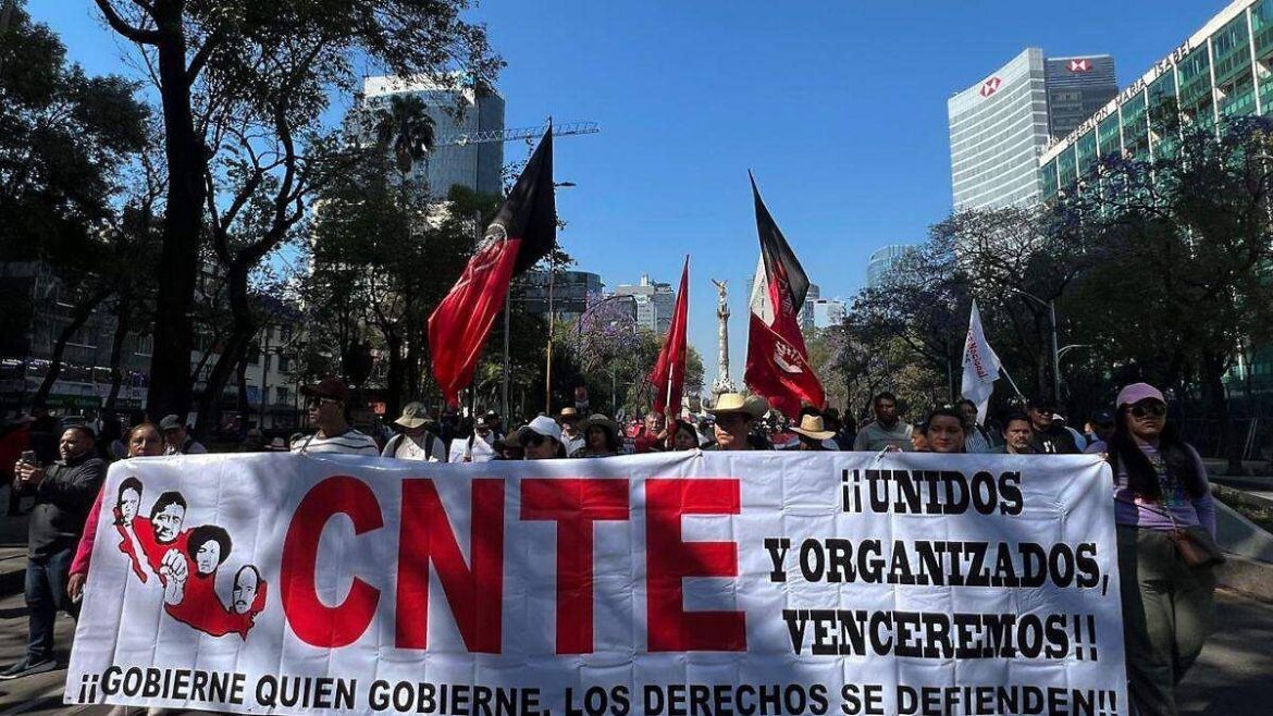 Docentes de la CNTE paralizan Reforma en respaldo a mesa negociadora con el gobierno