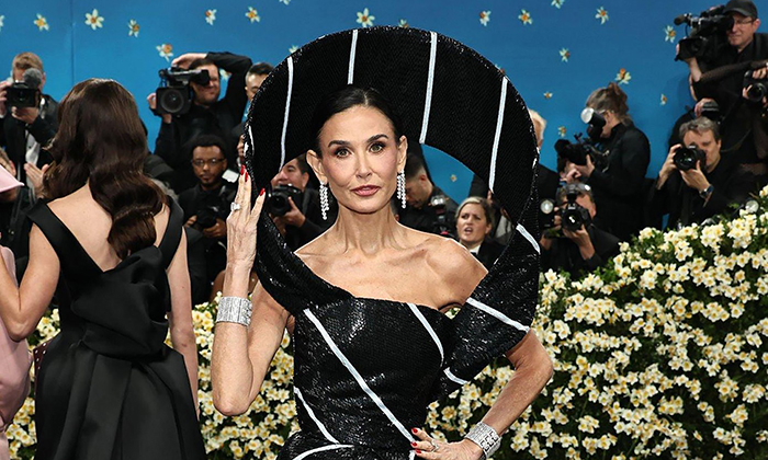 Impacta Demi Moore con vestido de alta costura en la MET Gala