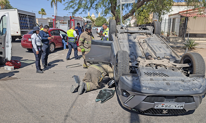 Vuelca auto en pleno Centro Cívico en la colonia Centenario