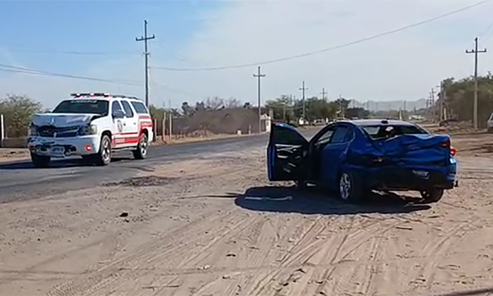 Impacta pick up de bomberos un auto en la carretera 26