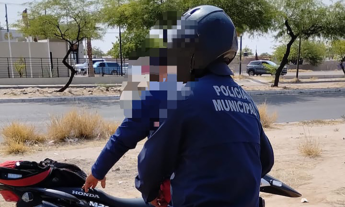 Arrestan a motociclista por golpear a policía en la colonia Luis Encinas