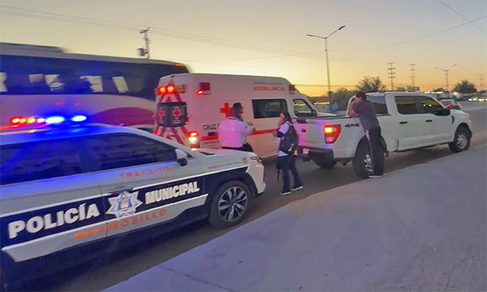 Embiste agente policiaco a mujer al cruzar bulevar al norte de Hermosillo