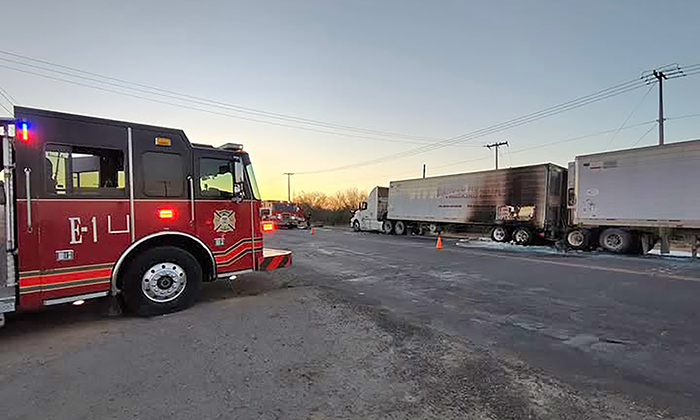 Se incendia remolque cargado con melón en la carretera a Bahía de Kino