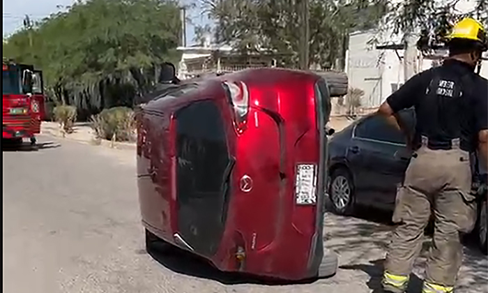 Deja volcamiento solo daños materiales en la colonia Amapolas