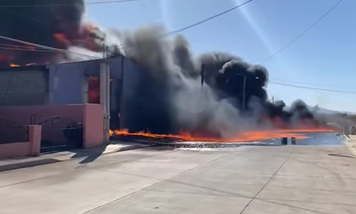 Arrasa incendio con viviendas y comercio en Cananea
