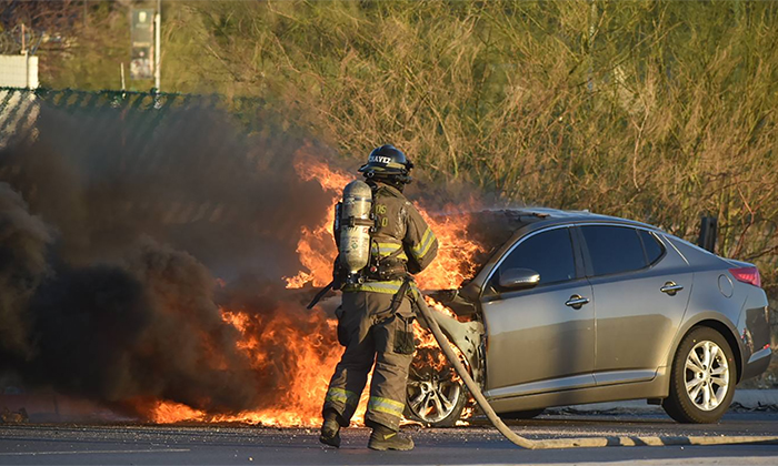 Consume fuego totalmente un automóvil en la entrada sur de la ciudad