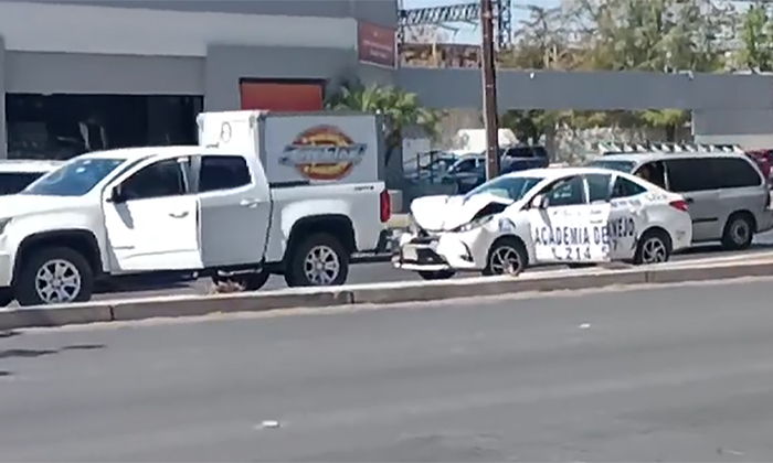 Choca por alcance conductor de auto escuela; Impacta a pick up