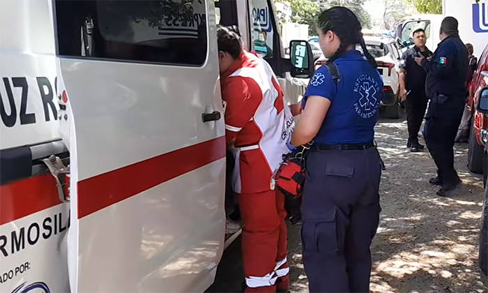 Detienen a pareja por golpear a una mujer casi frente a la comandancia Centro