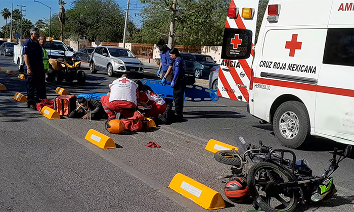 Resulta lesionado joven motociclista en la calle De la Reforma
