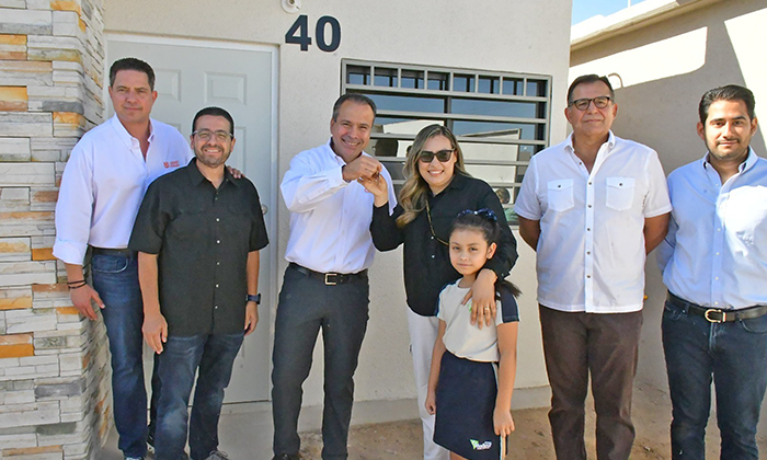 Entrega Toño Astiazarán viviendas de Sello H