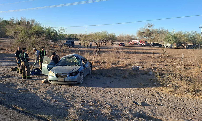 Deja volcamiento tres personas con lesiones en la entrada al ejido Mesa del Seri