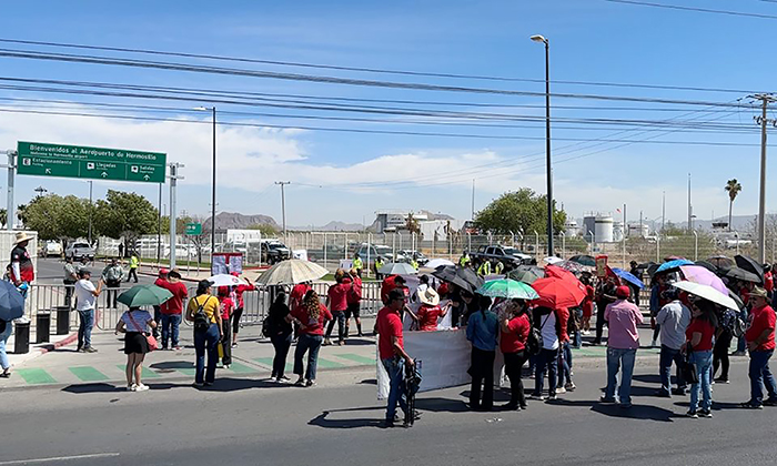 Se manifiestan maestros frente a aeropuerto; Ocasionan caos vial