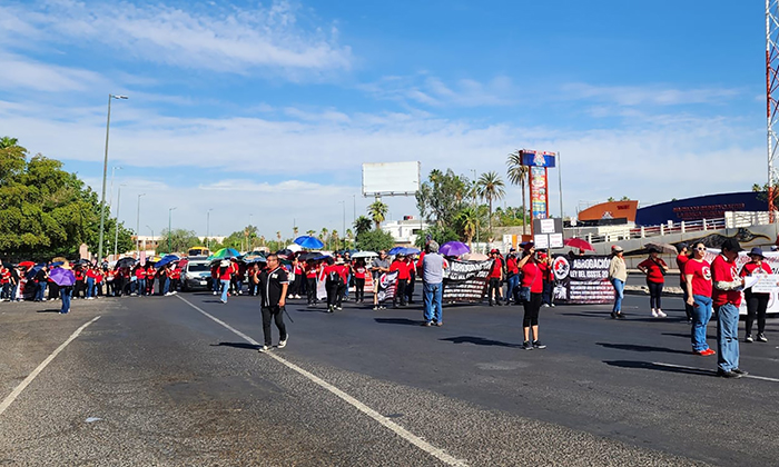 Realizan docentes federalizados nutrida manifestación