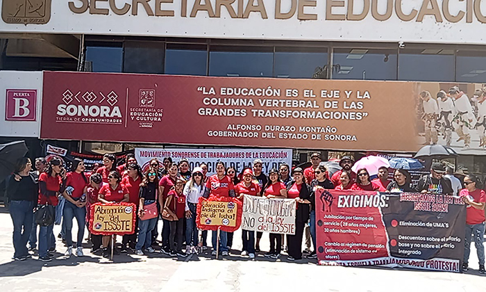 Maestros federales se manifiestan en oficinas del SNTE 28