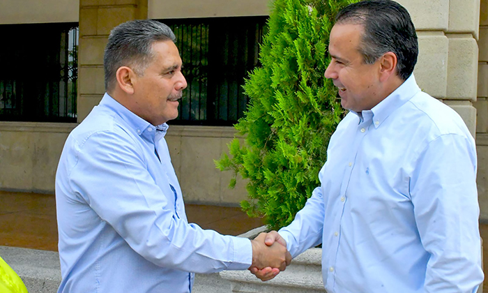 Entrega Toño Astiazarán auto a ganador del sorteo