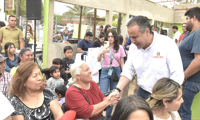 Lleva Toño Astiazarán servicios municipales a vecinos en la colonia Altares