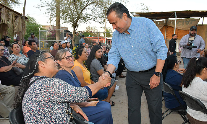 Cumple Toño Astiazarán a familias de la Norberto Ortega