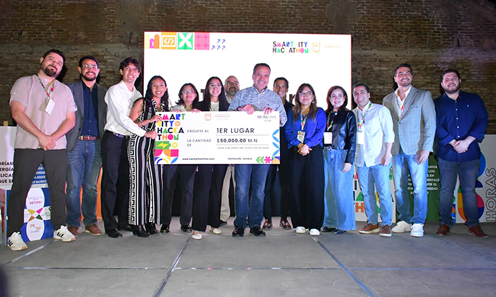 Premia Toño Astiazarán a ganadores de Smart City Hackathon