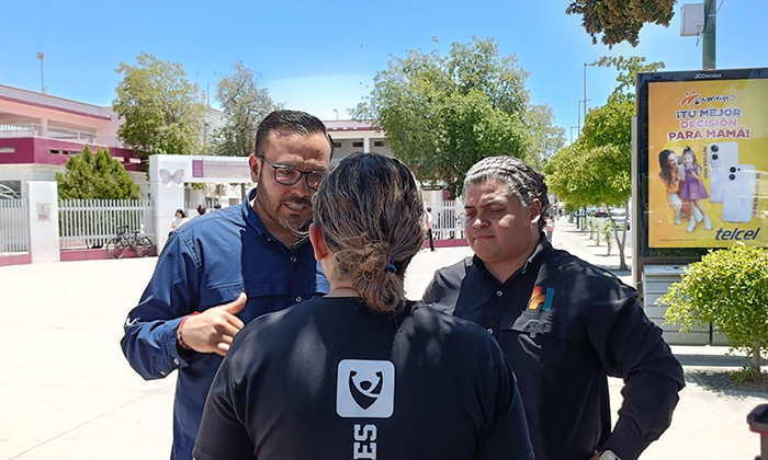 Reubican sanitarios ubicados cerca de escuela tras petición de padres de familia