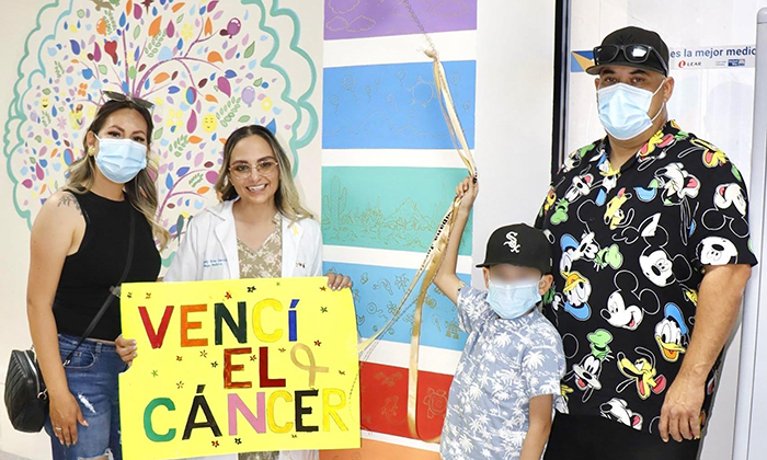 Supera menor cáncer de riñón y hace “toque de campana” tras tratamiento en el IMSS