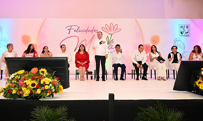 Festeja gobernador a mamás trabajadoras