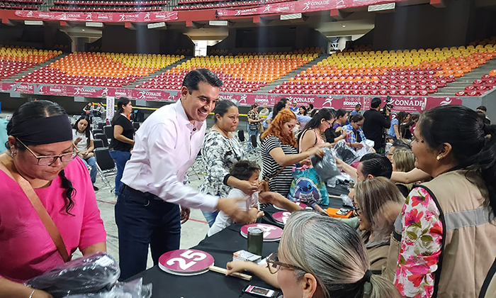 Inicia entrega de uniformes escolares para nivel básico