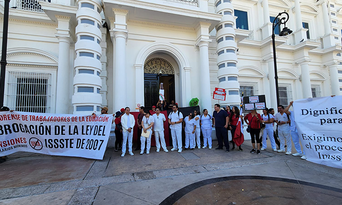 Pide personal de enfermería transparencia en bases; Se manifiestan en Palacio de Gobierno