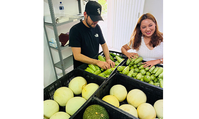 Estudiantes de la UES venden cosecha de vegetales