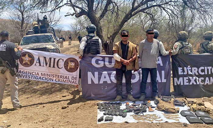 Arrestan a dos sujetos con pesado arsenal en Sáric