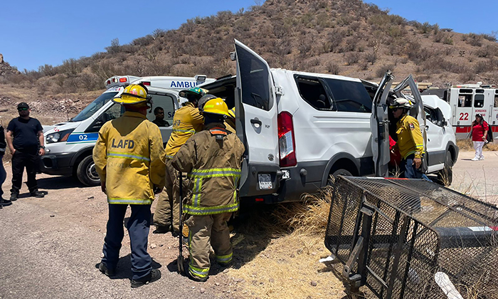 Resultan 10 heridos al volcar vagoneta en la carretera al Delfinario